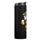 Bier Drinker Jeder ist ein paar Drinks hinter der  Thermosbecher (Nach links gedreht)