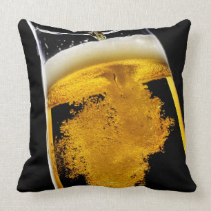 Bier gegossen in Glas Kissen