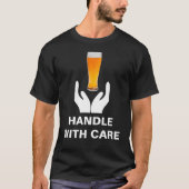 Bier-Glas-Handle mit viel Sorgfalt T-Shirt (Vorderseite)