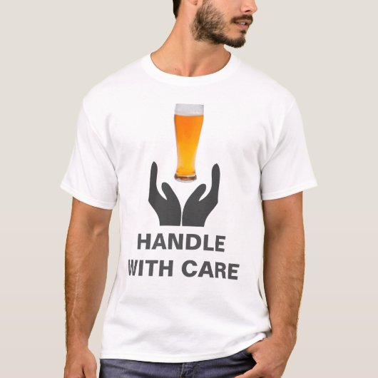 Bier-Glas-Handle mit vorsichtigem Weiß T-Shirt (Vorderseite)