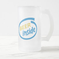 Bier innerhalb des Stein/der mattierten Tasse