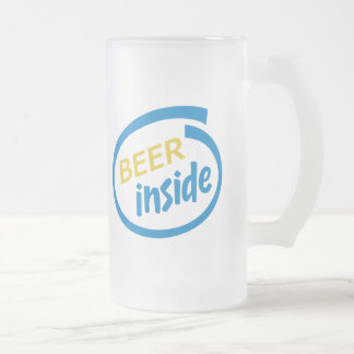 Bier innerhalb des Stein/der mattierten Tasse