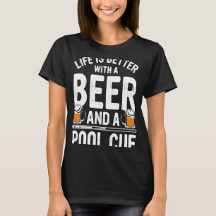 Bier ist besser mit einem Bier und einem Pool Cue T-Shirt