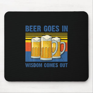 Bier kommt in Weisheit zum Vintagen Geburtstag. Mousepad