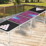Bier LED Neon Wire Lights und Bierflaschen Schwarz Beer Pong Tisch<br><div class="desc">Legierungsgrösse Bierpong mit schwarzem Hintergrund. Das Design ist im Stil einer Bar-Schildbeleuchtung mit LED-Neondrahtlampen, die BEER BEER BEER mit beleuchteten Bierflaschen lesen. Der Bierpong-Tisch hat eine Farbpalette aus schwarz rosa lila, grün und blau. An jedem Ende des Tisches befindet sich eine Kreispyramide, die als Leitfaden für die Platzierung des Bechers...</div>