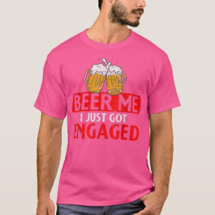 Bier mich Ich habe gerade Verlobte Funny Verlobung T-Shirt