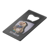 Bier Power auf! Funny Cartoon Sloth Playing Games Geldbeutel Flaschenöffner (Vorderseite Schrägansicht)