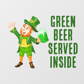 Bier serviert im St. Patrick's Day Leprechaun Fensteraufkleber (Blatt)