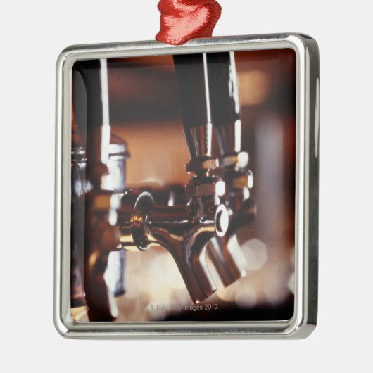 Bier sticht an silbernes ornament (Links)