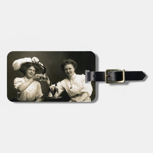 Bier-trinkende Freundinnen 1905 Gepäckanhänger (Vorderseite horizontal)