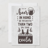 Bier trinkt ein Bier in der Hand ist wert Einladung (Vorderseite)
