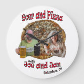 Bier und Pizza mit Joe und Jan - Wall Clock Große Wanduhr (Vorderseite)