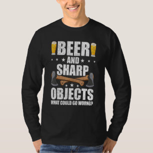 Bier und scharfe Gegenstände Axtwerfen Beil Holzfä T-Shirt