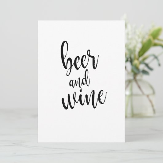 Bier und Wein Schwarz und Weiß erschwingliches Zei Einladung (Stehend Vorderseite)