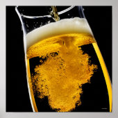 Bier wurde in Glas gegeben Poster (Vorne)
