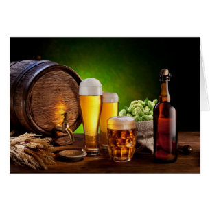 Bierfass mit Bierbrille auf einem Holztisch