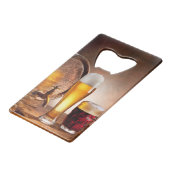 Bierfass mit Bierbrille auf einem Holztisch 2 Geldkarten Flaschenöffner (Vorderseite Schrägansicht)