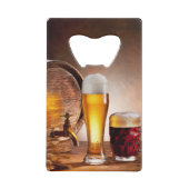 Bierfass mit Bierbrille auf einem Holztisch 2 Geldkarten Flaschenöffner (Rückseite)