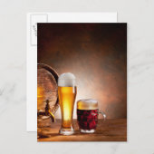 Bierfass mit Bierbrille auf einem Holztisch 2 Postkarte (Vorne/Hinten)