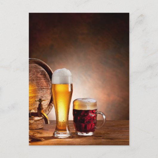 Bierfass mit Bierbrille auf einem Holztisch 2 Postkarte (Vorderseite)