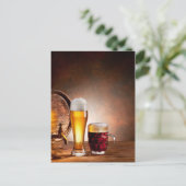 Bierfass mit Bierbrille auf einem Holztisch 2 Postkarte (Stehend Vorderseite)