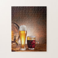 Bierfass mit Bierbrille auf einem Holztisch 2