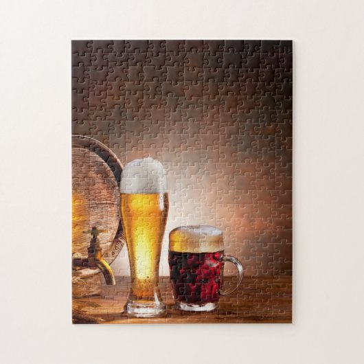 Bierfass mit Bierbrille auf einem Holztisch 2 Puzzle (Vertikal)