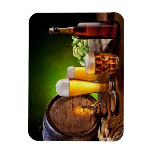 Bierfass mit Bierbrille auf einem Holztisch Magnet (Vertikal)