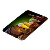 Bierfass mit Bierbrille auf einem Holztisch Magnet (Linke Seite)
