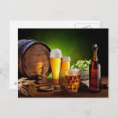 Bierfass mit Bierbrille auf einem Holztisch Postkarte (Vorne/Hinten)