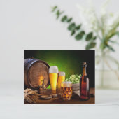 Bierfass mit Bierbrille auf einem Holztisch Postkarte (Stehend Vorderseite)