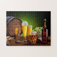 Bierfass mit Bierbrille auf einem Holztisch