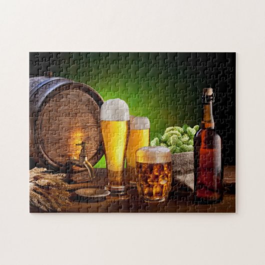 Bierfass mit Bierbrille auf einem Holztisch Puzzle (Horizontal)