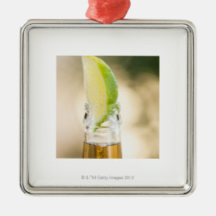 Bierflasche mit Limonem Keil Silbernes Ornament