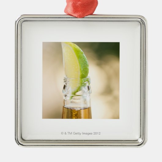 Bierflasche mit Limonem Keil Silbernes Ornament (Vorne)