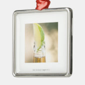 Bierflasche mit Limonem Keil Silbernes Ornament (Links)