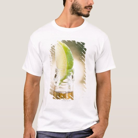 Bierflasche mit Limonem Keil T-Shirt (Vorderseite)
