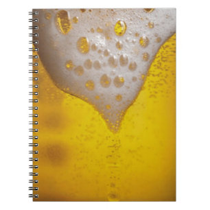 Bierglas mit Bläschen und Schaumstoff Notizblock