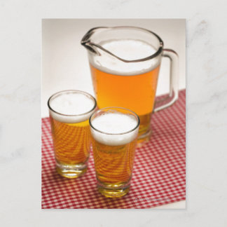 Bierpitcher und zwei mit Bier gefüllte Brillen Postkarte