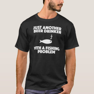 Biertrinker mit einem lustigen Shirt des