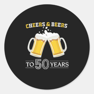 Biertrinker prostet und Biere zum 50. Geburtstag Runder Aufkleber