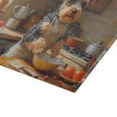 Biewer Terrier Cooking in Kitchen Schneidebrett (Ecke)