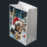 Biewer Terrier Dog Winter Wonderland Christmas Joy Mittlere Geschenktüte<br><div class="desc">Dieses festliche Design spiegelt den fröhlichen Geist der Urlaubssaison wider und besticht durch ein hübsches Jungtier mit einer Weihnachtsmannmütze. Der Hund ist eingebettet in ein winterliches Wunderland, mit einem Schneemann, einem dekorierten Weihnachtsbaum und wunderschön verpackten Geschenken. Schneeflocken fallen sanft ab und geben der Szene eine magische Touch, während die lebhaften...</div>