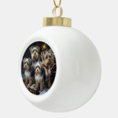 Biewer Terrier Snowy Sleigh Weihnachtsdekor Keramik Kugel-Ornament (Rechts)