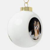 Biewer Terrier Weihnachtsschmuck Keramik Kugel-Ornament (Links)