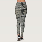 Big Automotive Autos alte Reifen Black Road Trips Leggings (Rückseite)