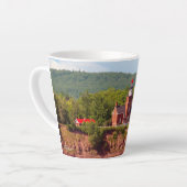 Big Bay Lighthouse aus Wasser Latte Tasse (Linke Ecke)