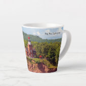 Big Bay Lighthouse aus Wasser Latte Tasse (Rechte Ecke)