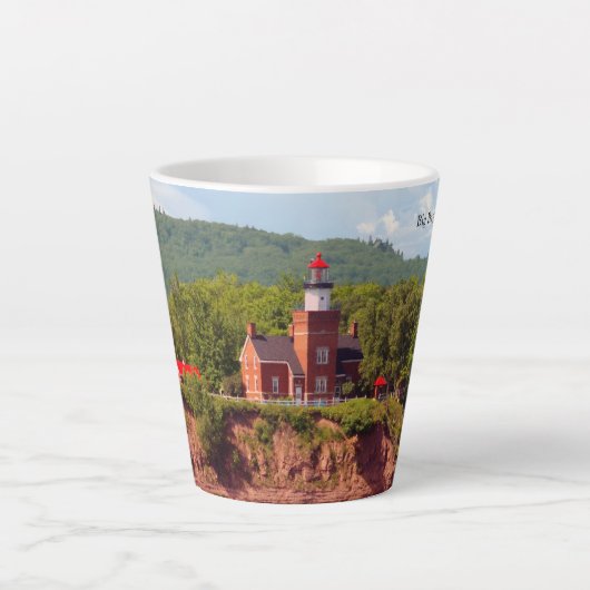 Big Bay Lighthouse aus Wasser Latte Tasse (Vorderseite)