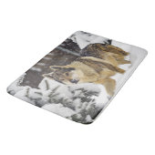 Big Beautiful Wild Wolf im Schnee Badematte (Schrägansicht)